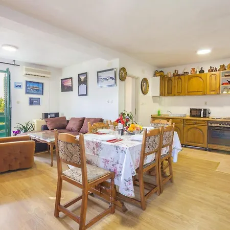 Family-friendly With Swimming Pool Gornji Tucepi, - 17686 Makarska