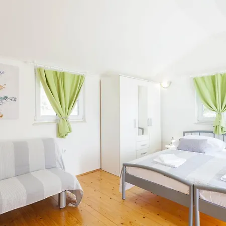 Apartment Family Friendly With A Swimming Pool Gornji Tucepi, - 17686